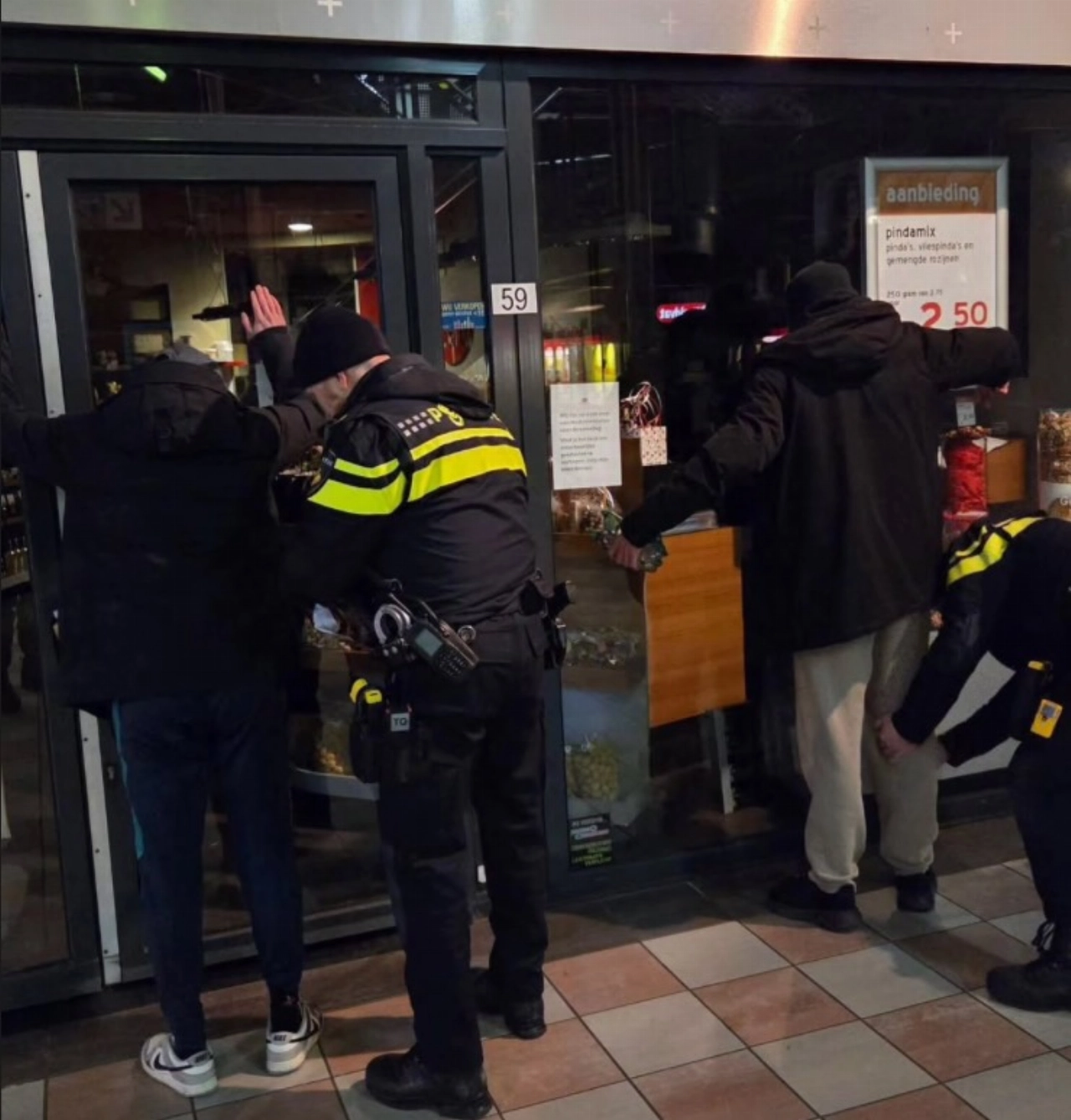 Politie controleert in Hof van Spaland