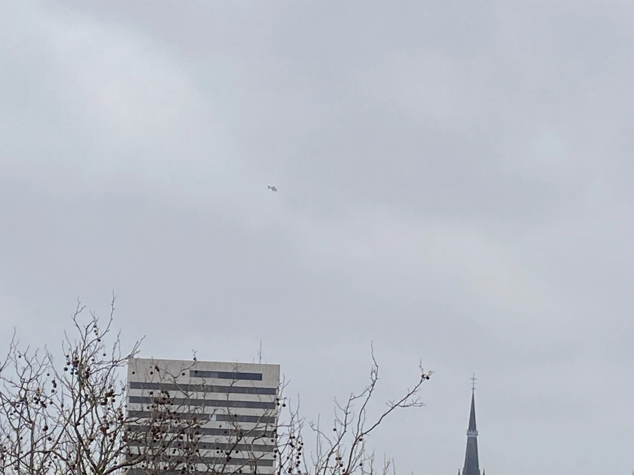 Politiehelikopter ondersteunt agenten op de grond in oost
