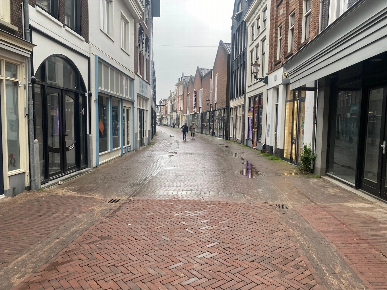 In 81 gemeenten: hoge woningnood én lege winkels