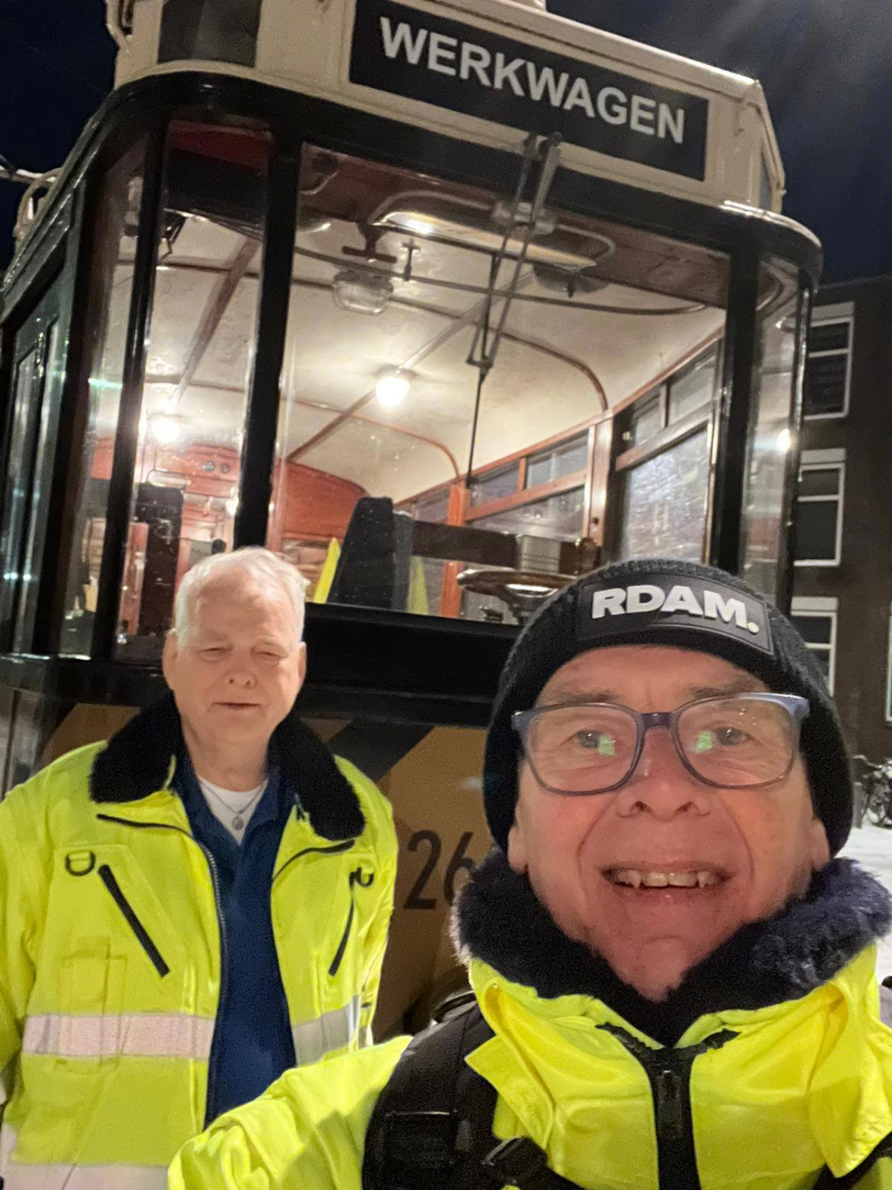 De 2603 en 2605 houden het tramspoor sneeuwvrij