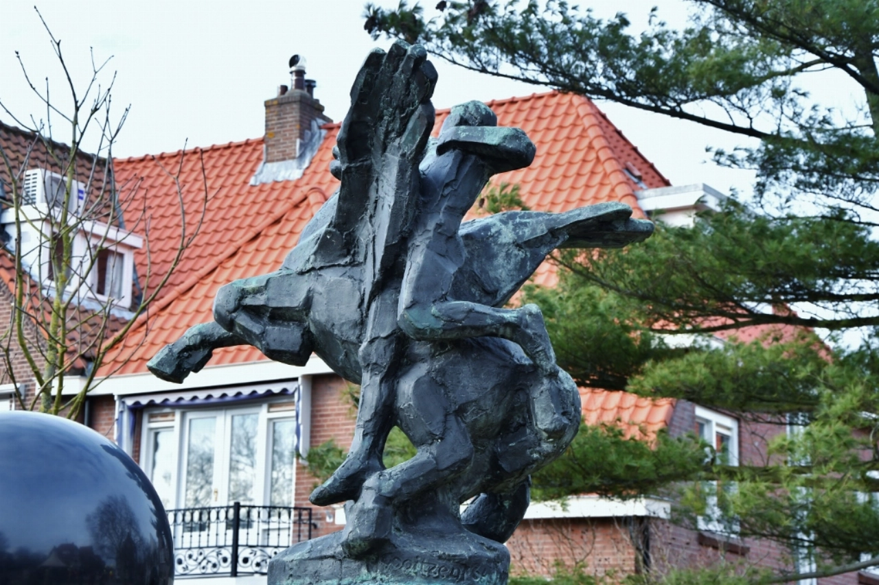 Pegasus wijst de weg naar de Liduinastraat en omstreken