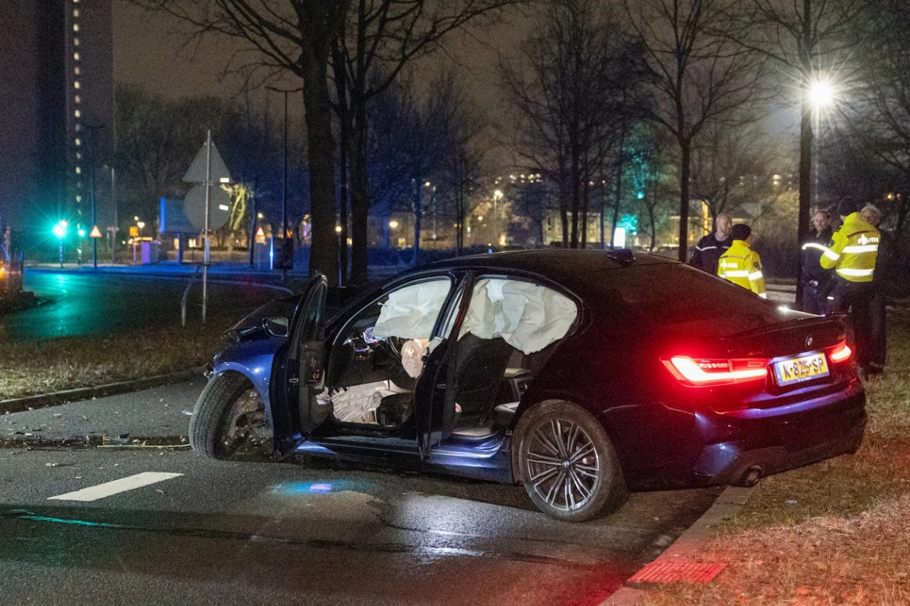 Auto ramt lantaarnpaal