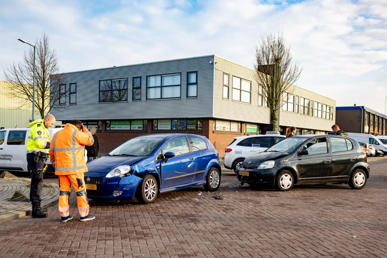 Twee auto's klappen tegen elkaar