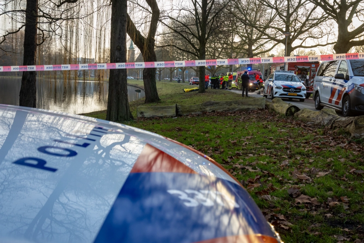Hulpdiensten halen lichaam uit het water