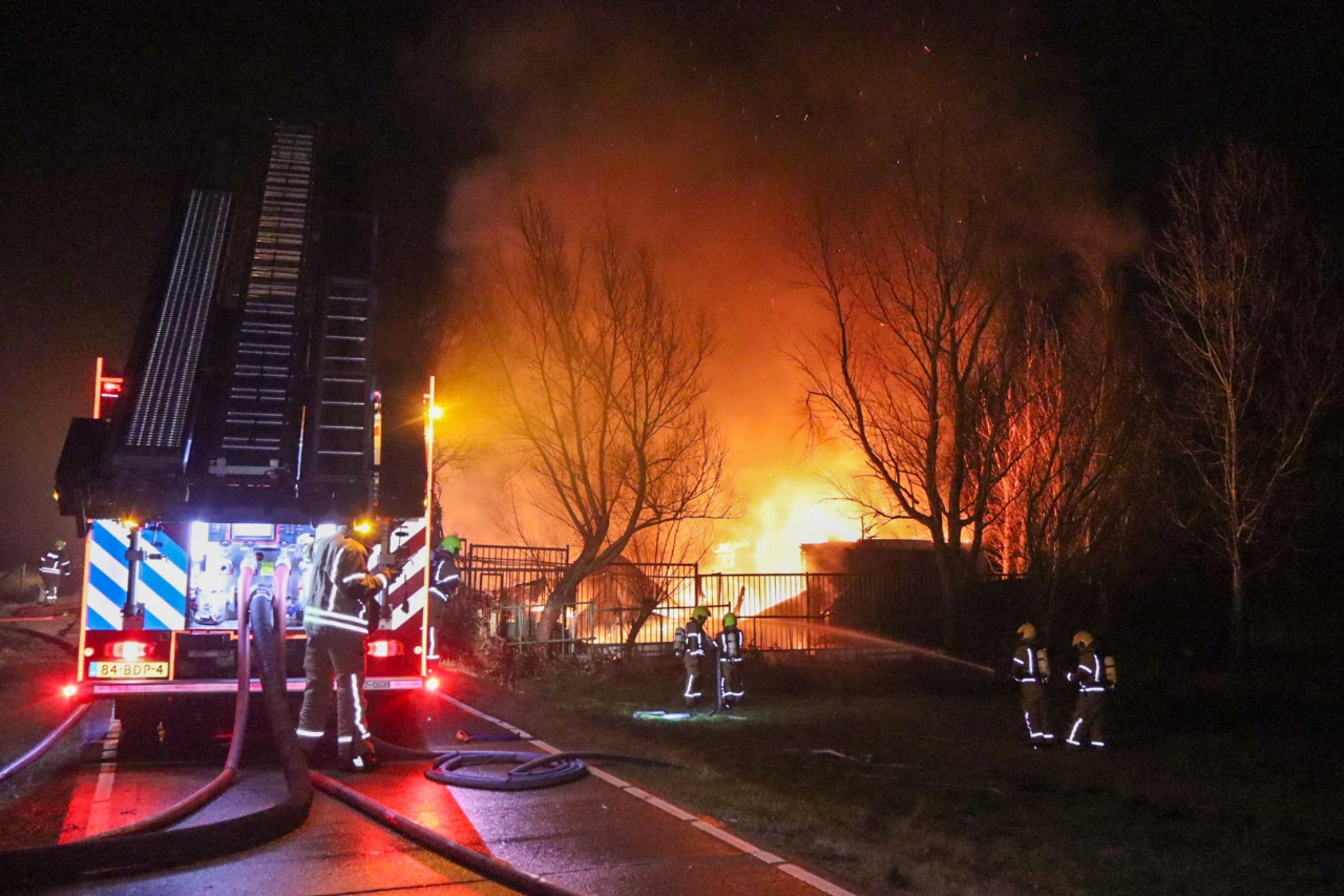 Grote uitslaande brand in buitengebied langs A13