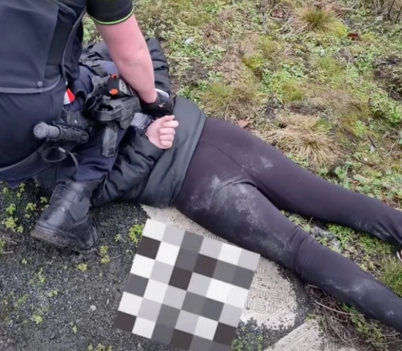 Vrouw in problemen op het spoor