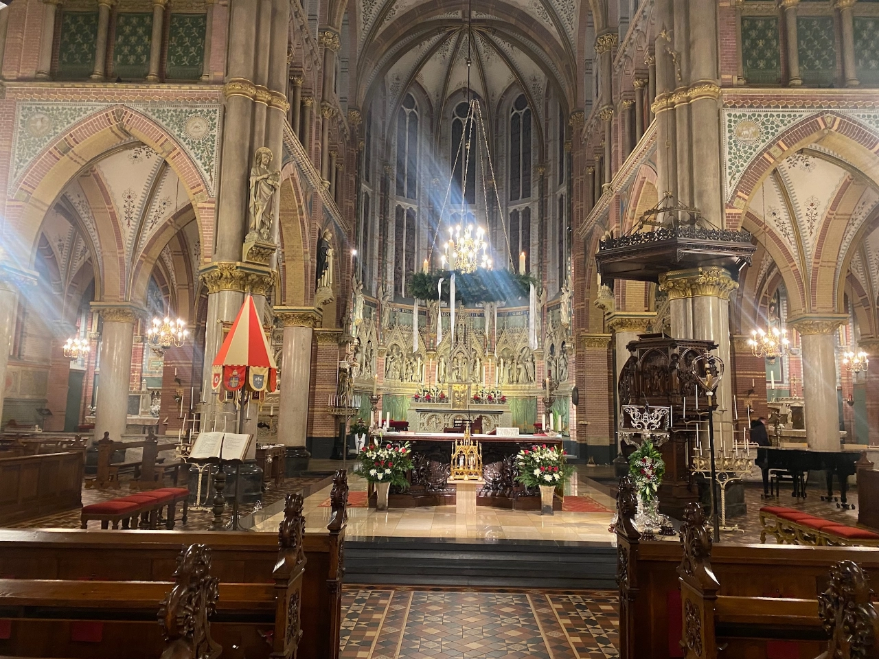 Man steekt zichzelf in brand in kerk