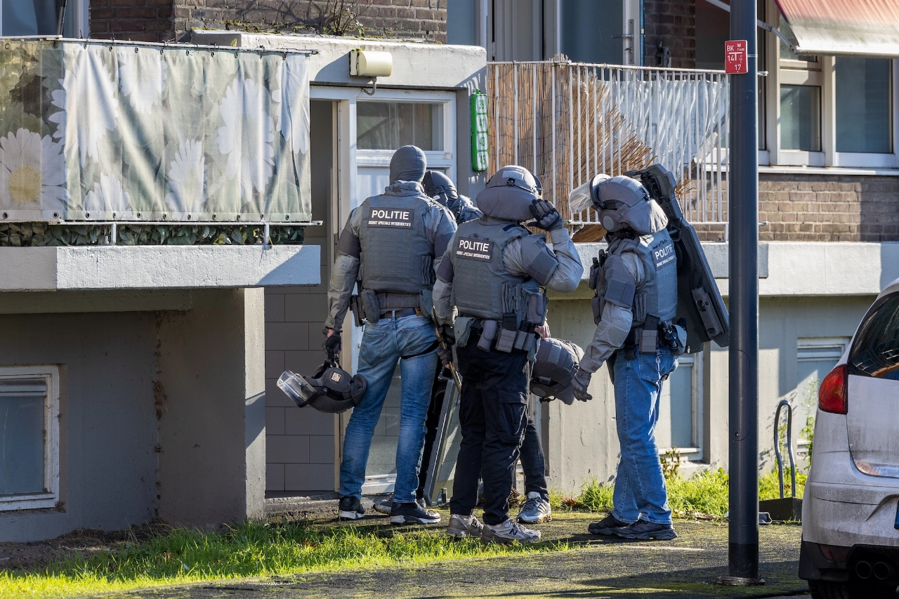 Arrestatieteam valt woning Groenoord binnen
