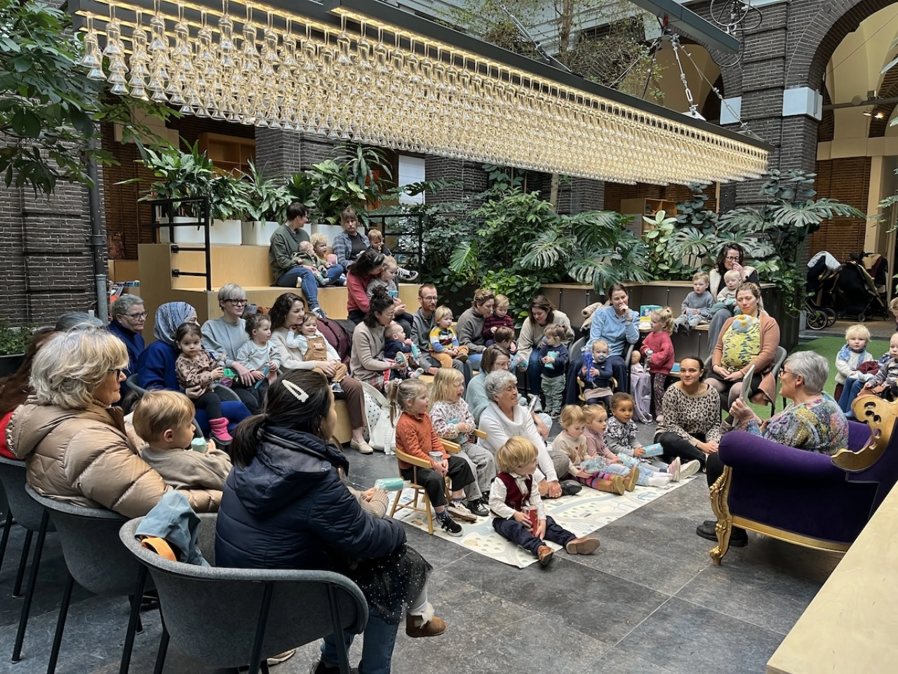 Voorleesfeest in bibliotheek tijdens voorleesdagen