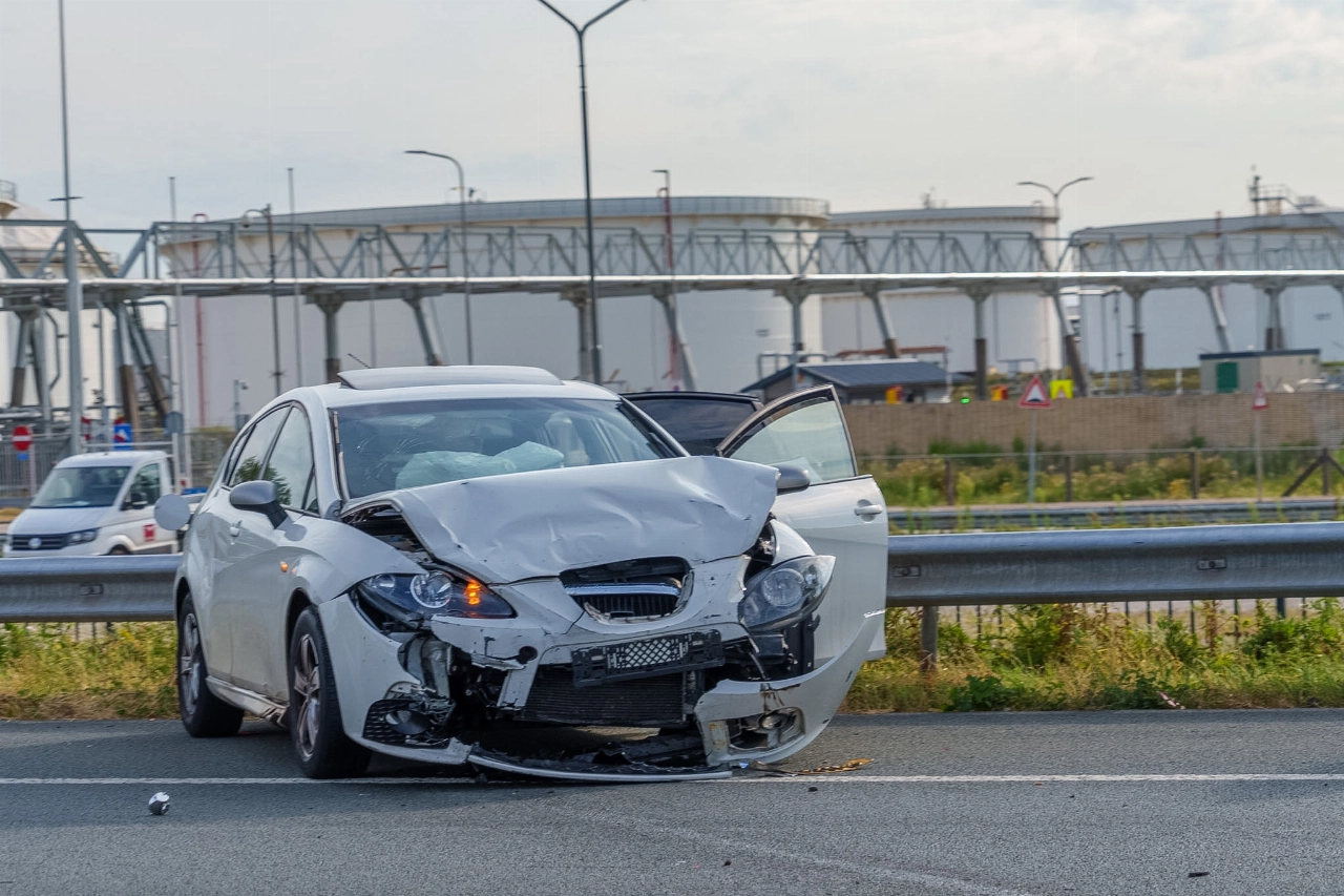 Botsing tussen auto en vrachtwagen