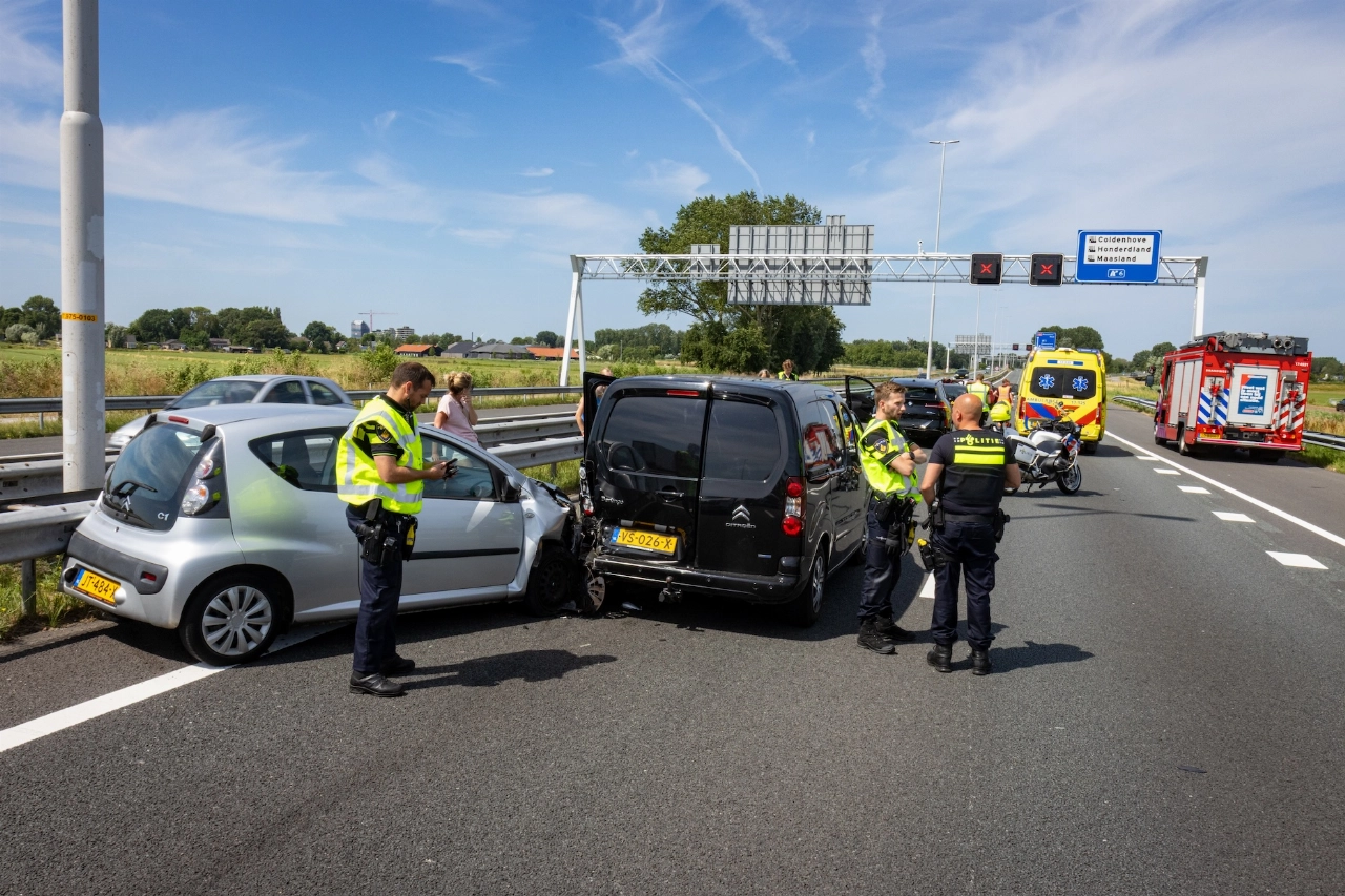 A20 richting Hoek van Holland afgesloten na kettingbotsing