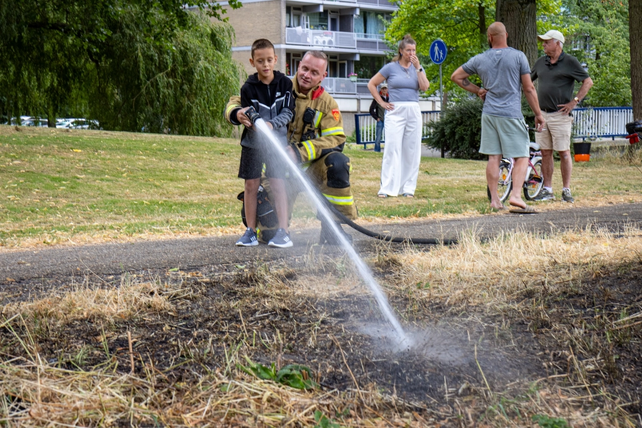Jongen mag helpen met blussen