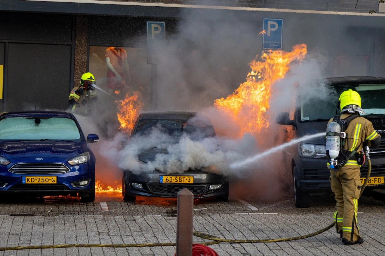 Meerdere auto's beschadigd bij brand op Koemarkt