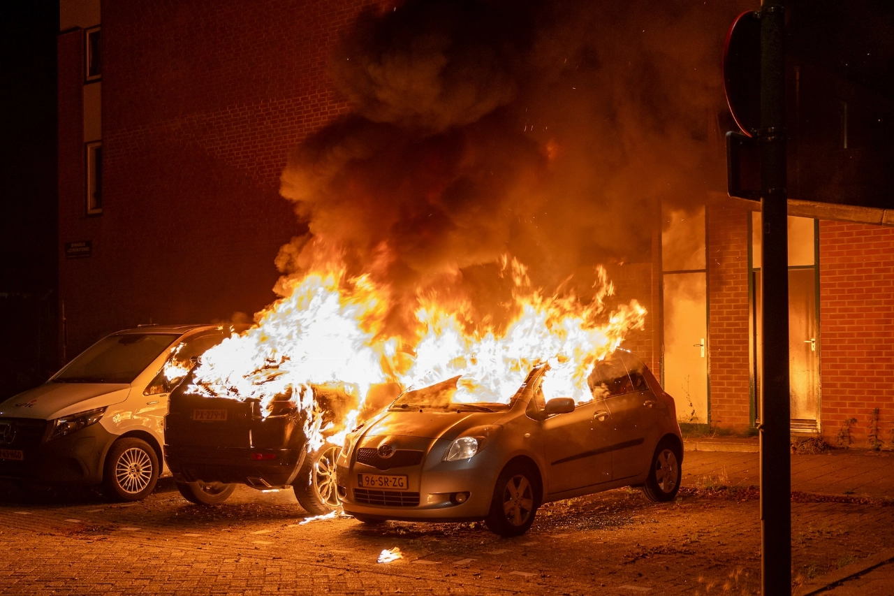 Twee auto's uitgebrand in Woudhoek