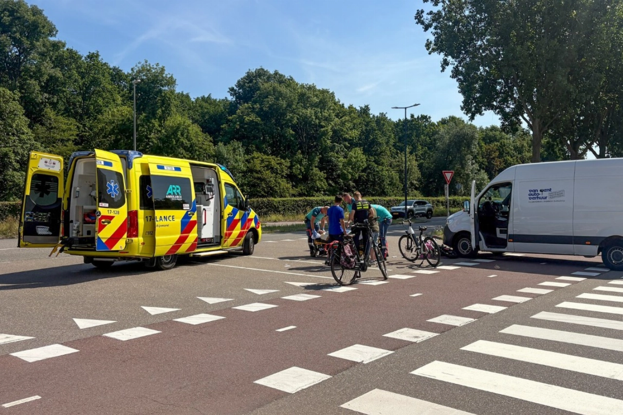 Fatbikester gewond naar ziekenhuis na botsing met bestelbus