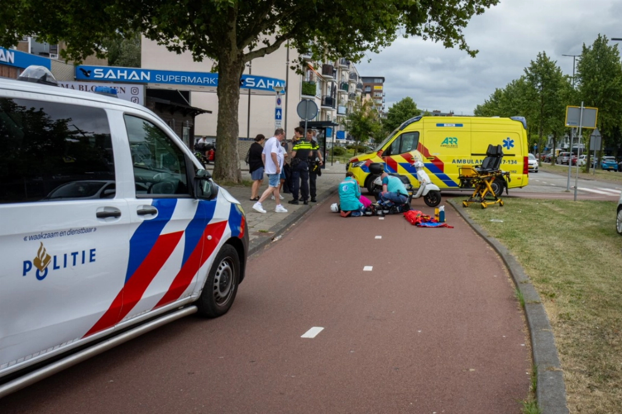 Scooterrijdster gewond na aanrijding in Schiedam