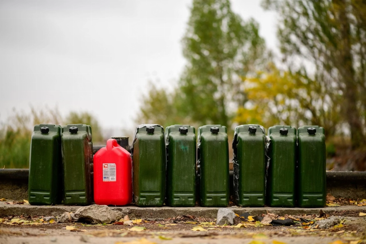 Kelder vol met jerrycans benzine in Schiedam