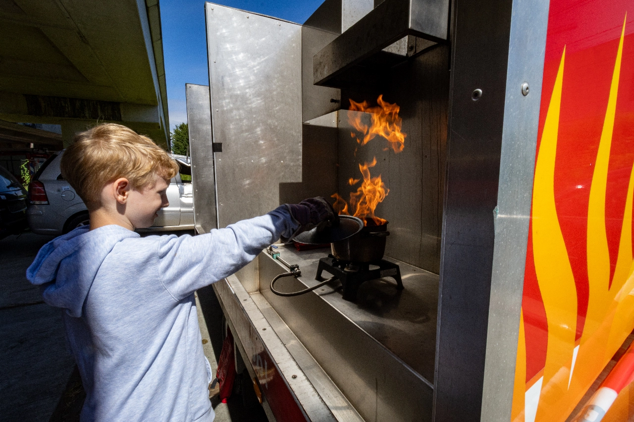 Spuiten, klimmen en een rondrit: volop actie bij open dag brandweer