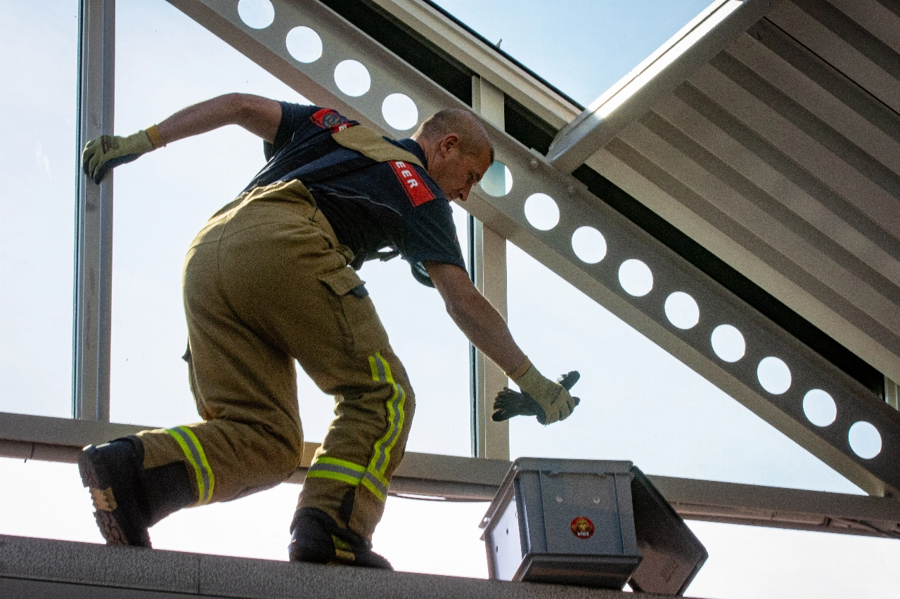 Redding op hoogte: brandweer helpt gewonde kraai