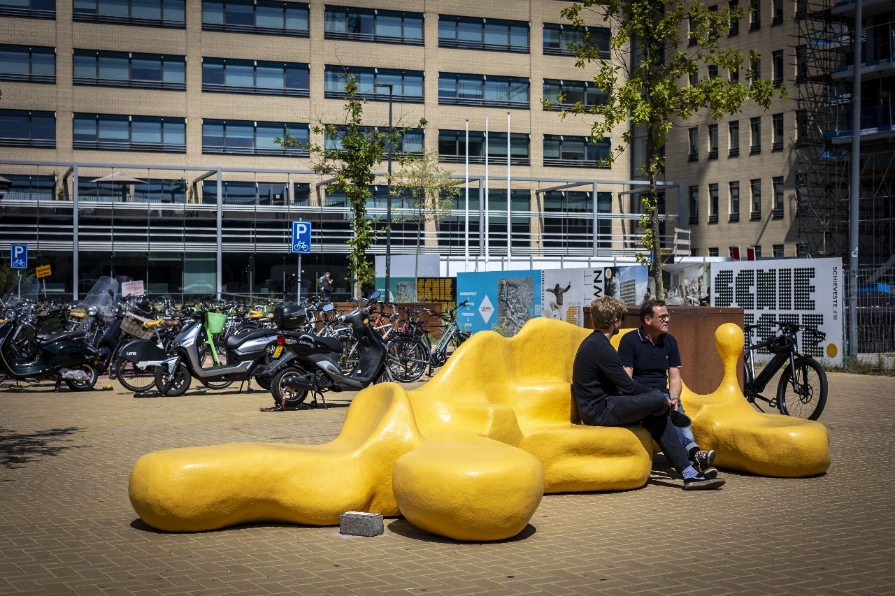 ‘Barbabank’ onthuld in nieuw woongebied Schieveste