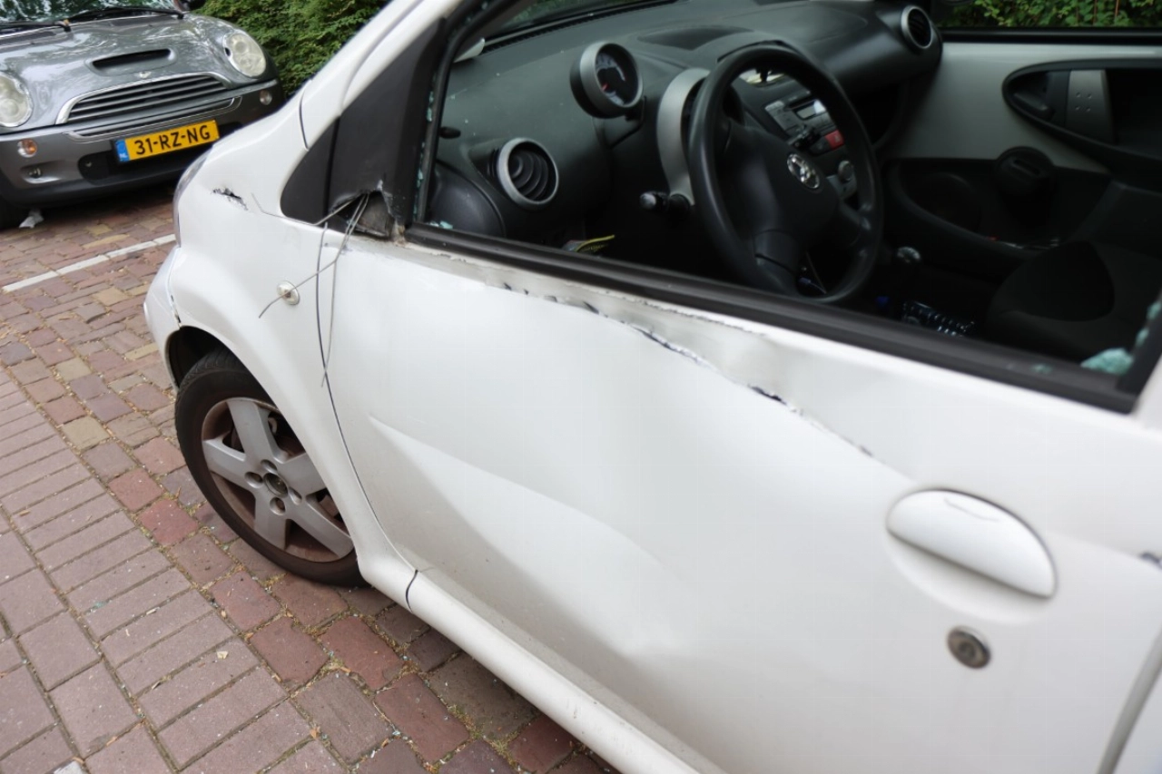 Auto fors beschadigd door knullig bochtenwerk vrachtwagenchauffeur