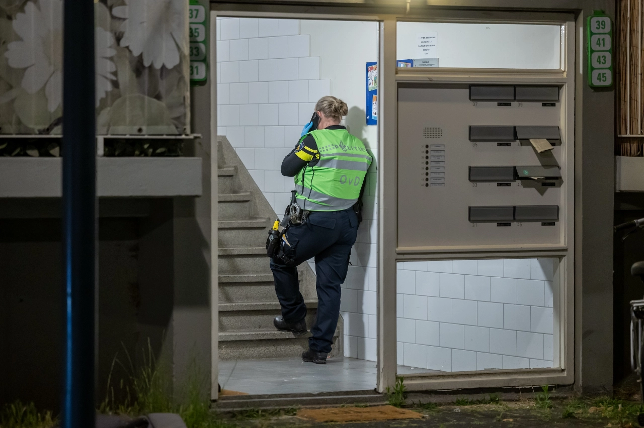 Arrestatieteam valt woning binnen in Johan Wagenaarstraat