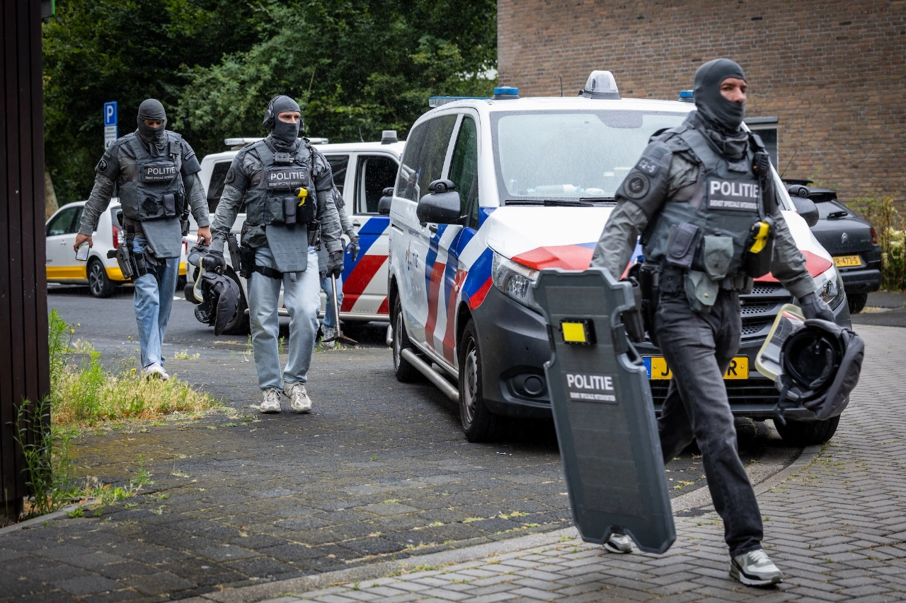 Arrestatieteam valt binnen in Johan Wagenaarstraat
