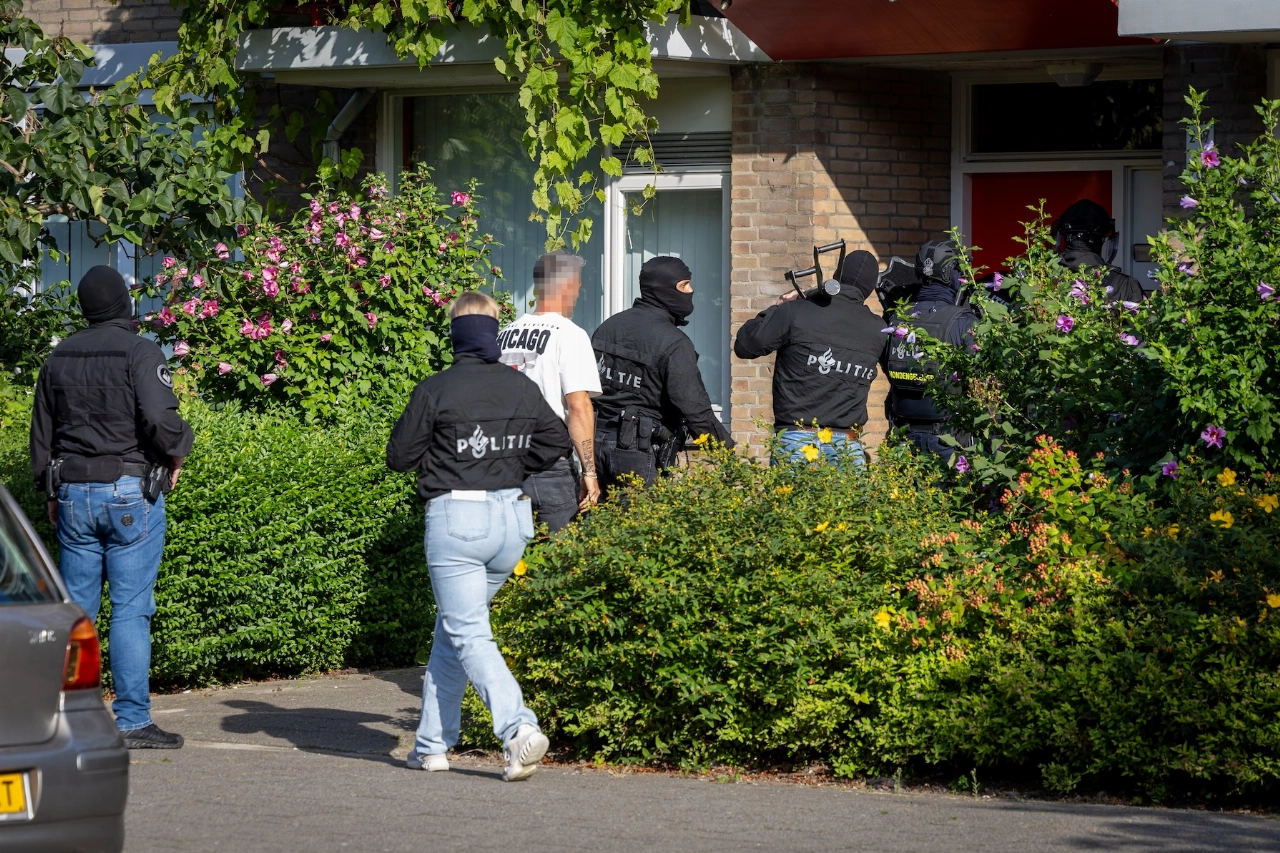 Arrestatieteam valt twee woningen Honnerlage Gretelaan binnen