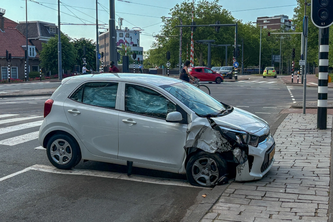 Auto zwaar beschadigd na botsing
