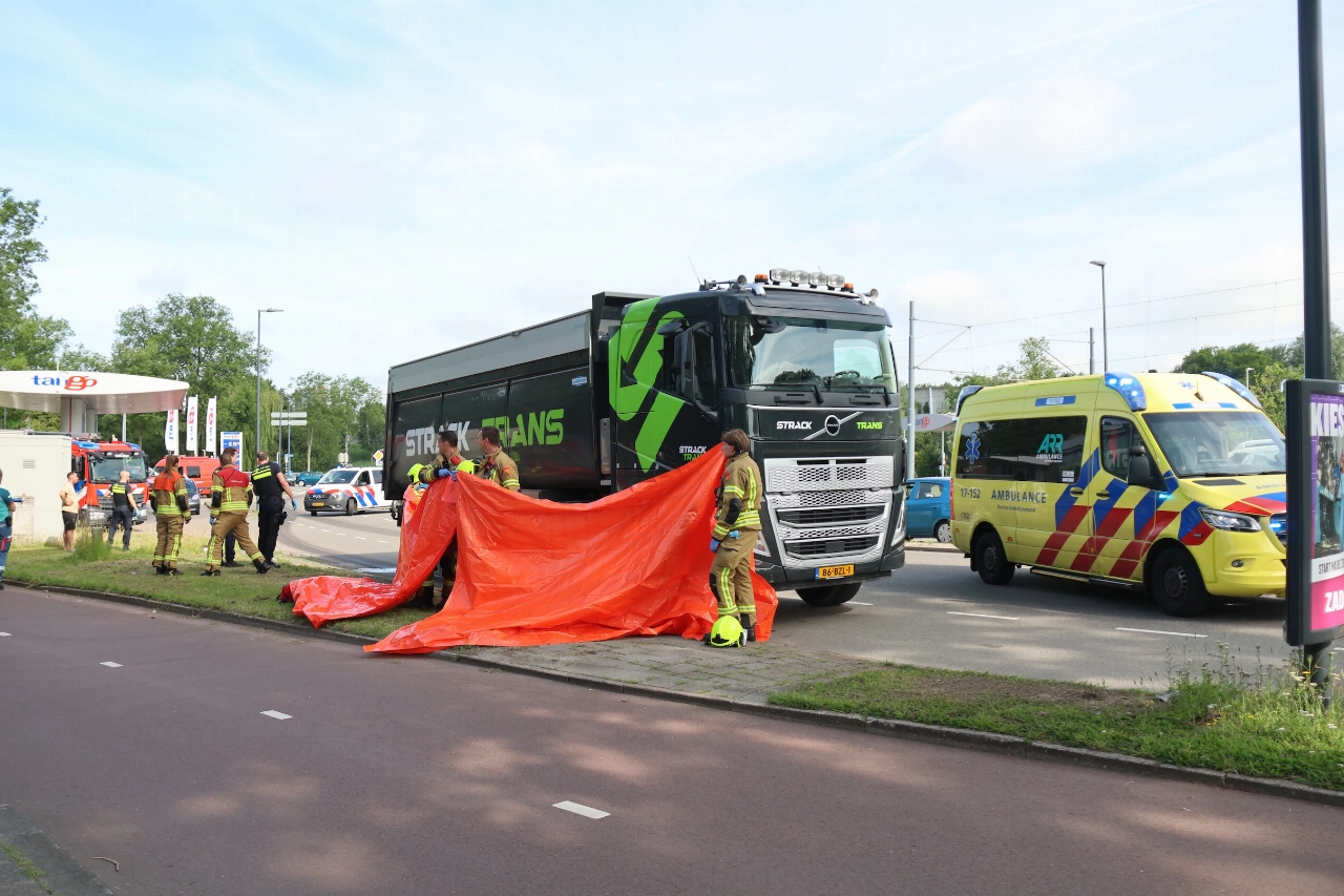 Vrouw komt onder vrachtwagen