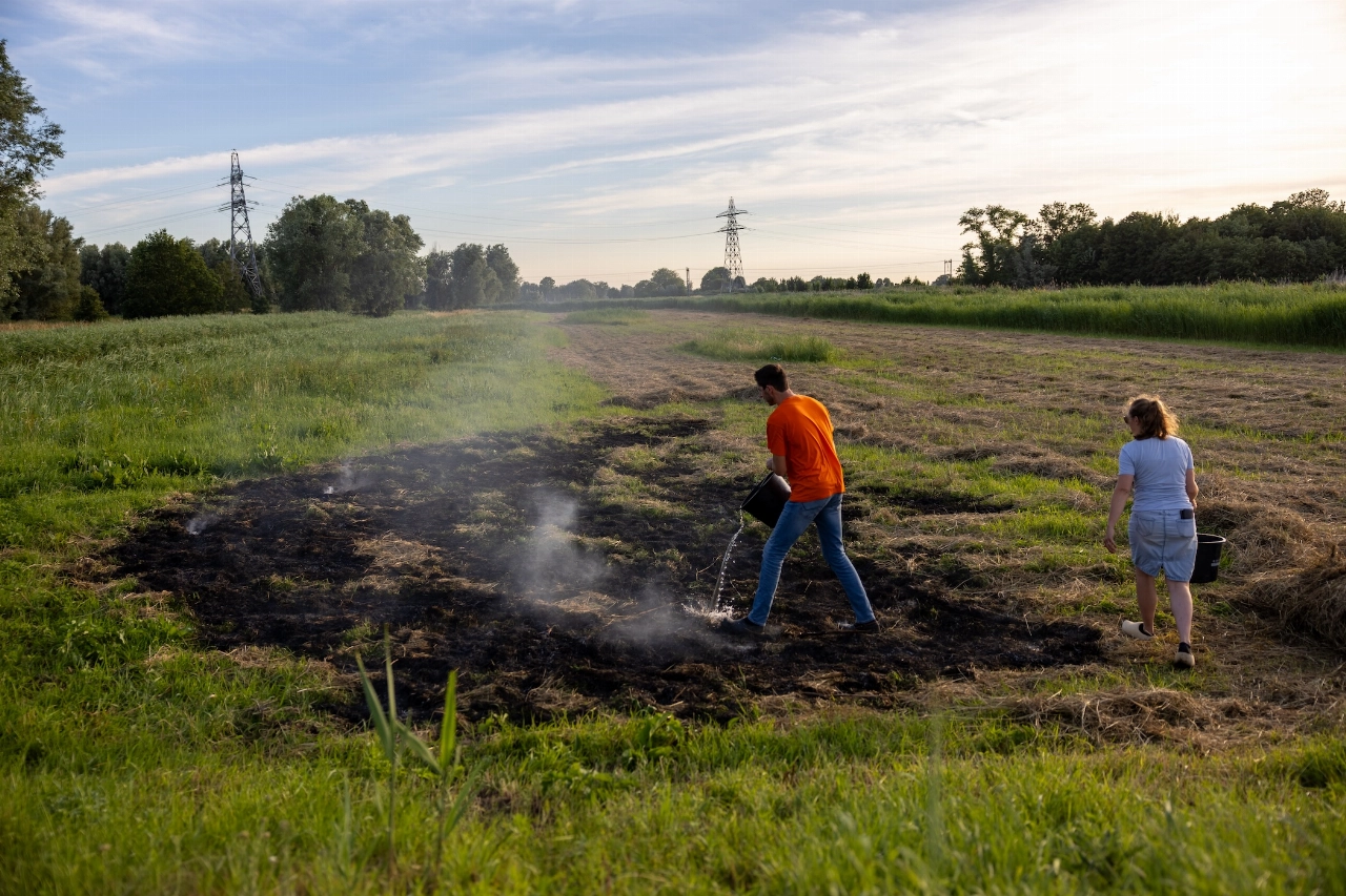 Omstanders blussen in brand gestoken hooi