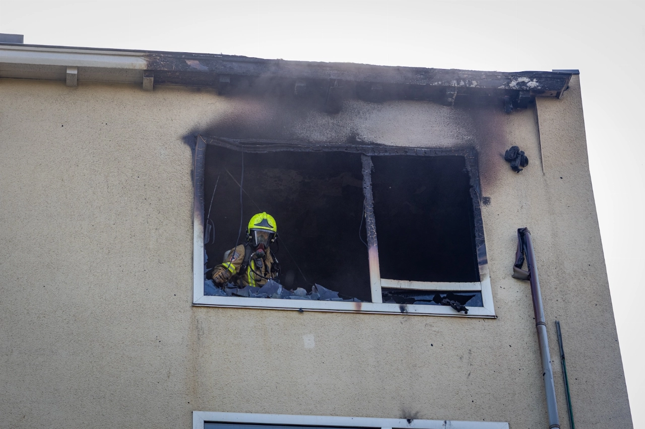 Uitslaande brand verwoest portiekwoning