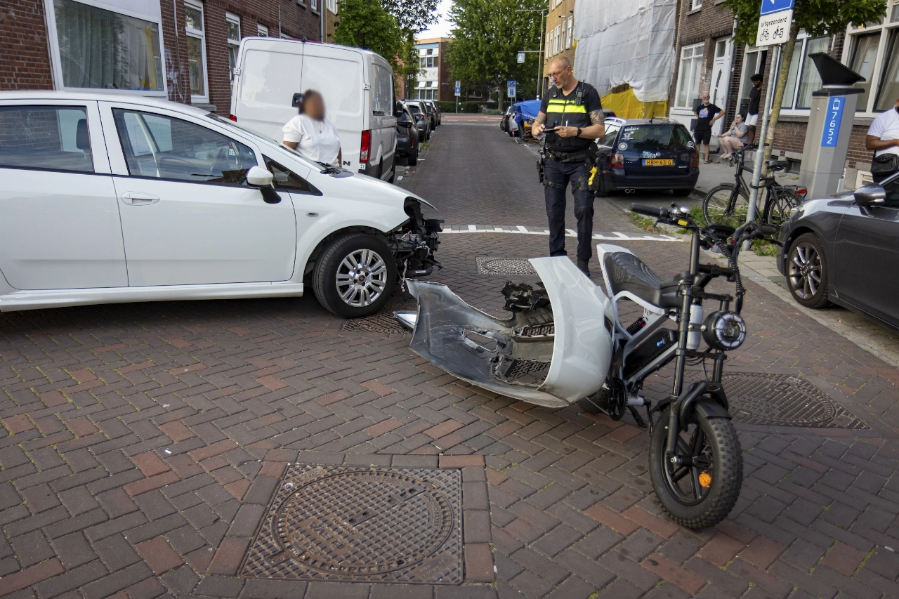 Fatbike trekt bumper los van auto na botsing