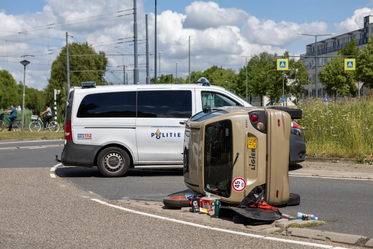 Brommobiel gekanteld op rotonde