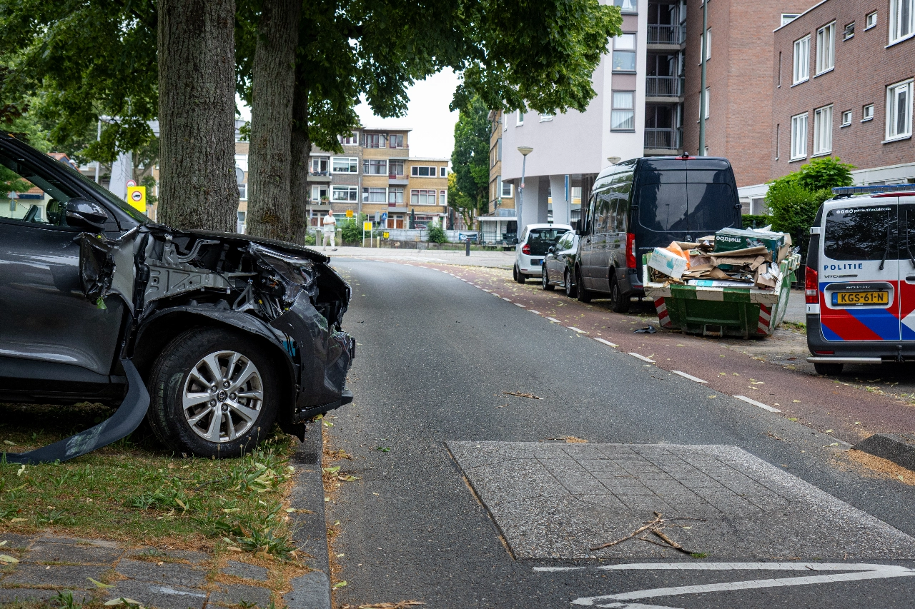 Vrouw knalt met auto op bouwcontainer in Schiedam