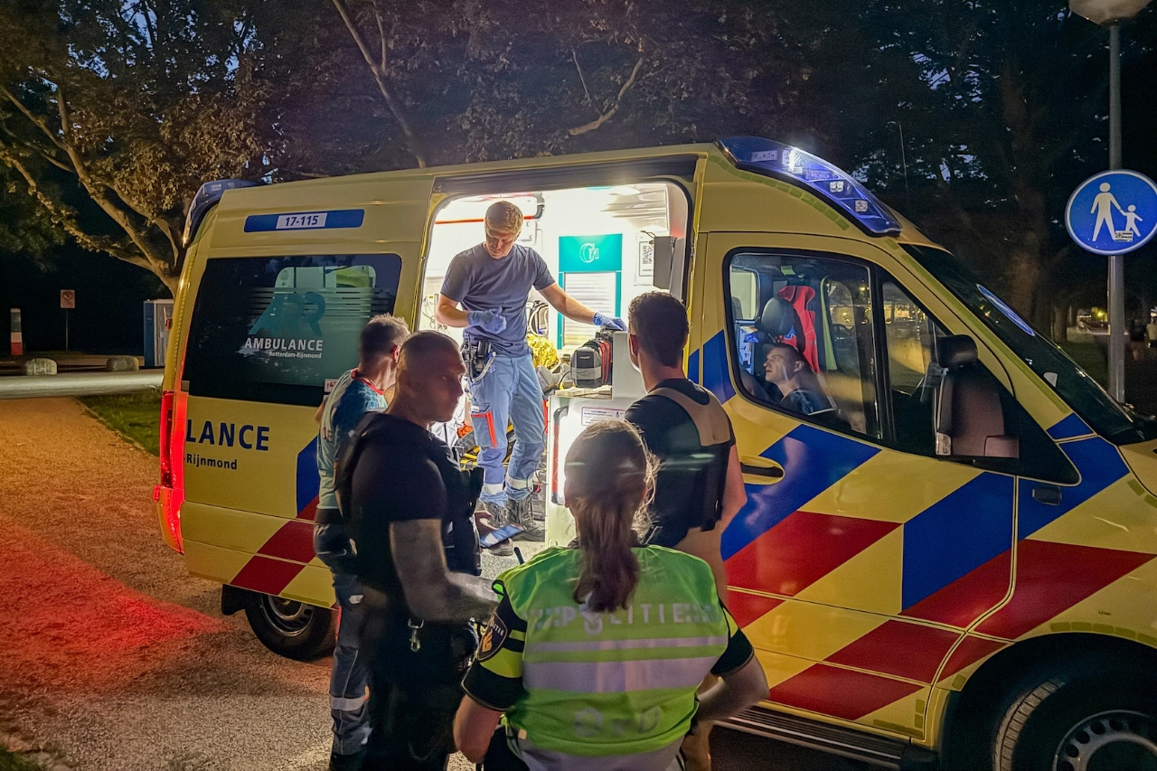 Omstander haalt drenkeling uit water Maasboulevard