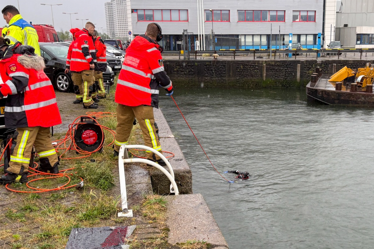 Auto verdwijnt in Merwehaven