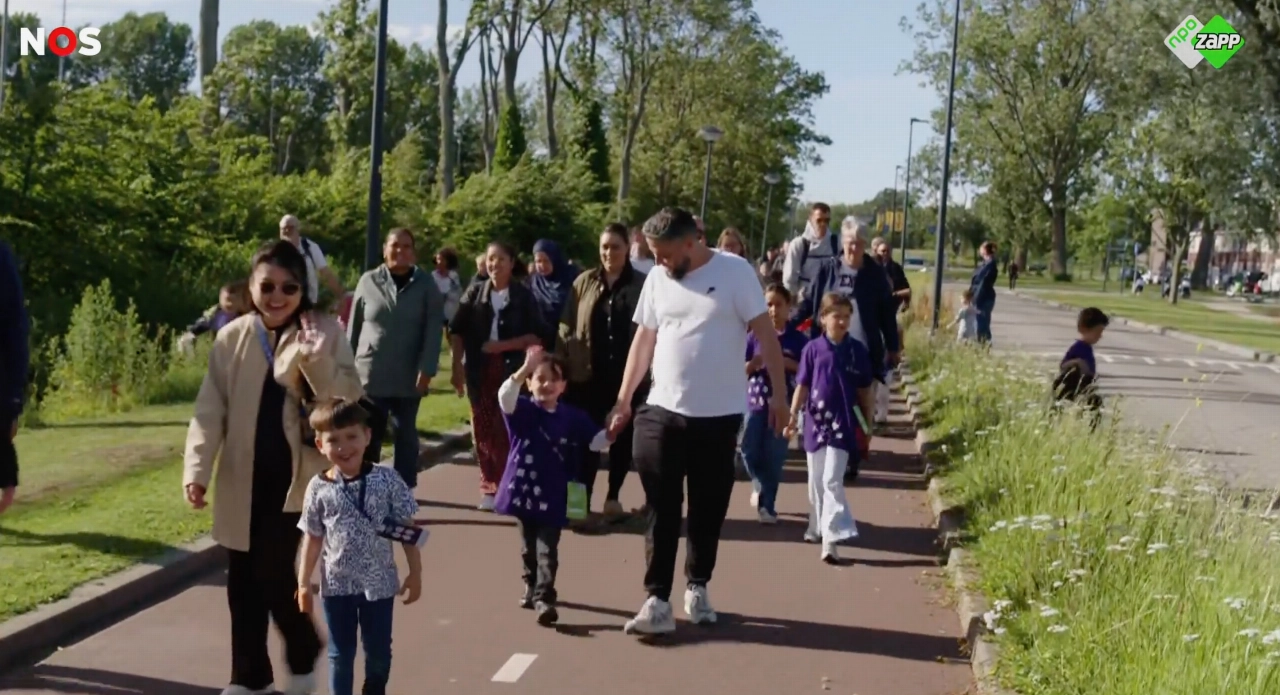 Jeugdjournaal loopt mee met Avondvierdaagse in Schiedam