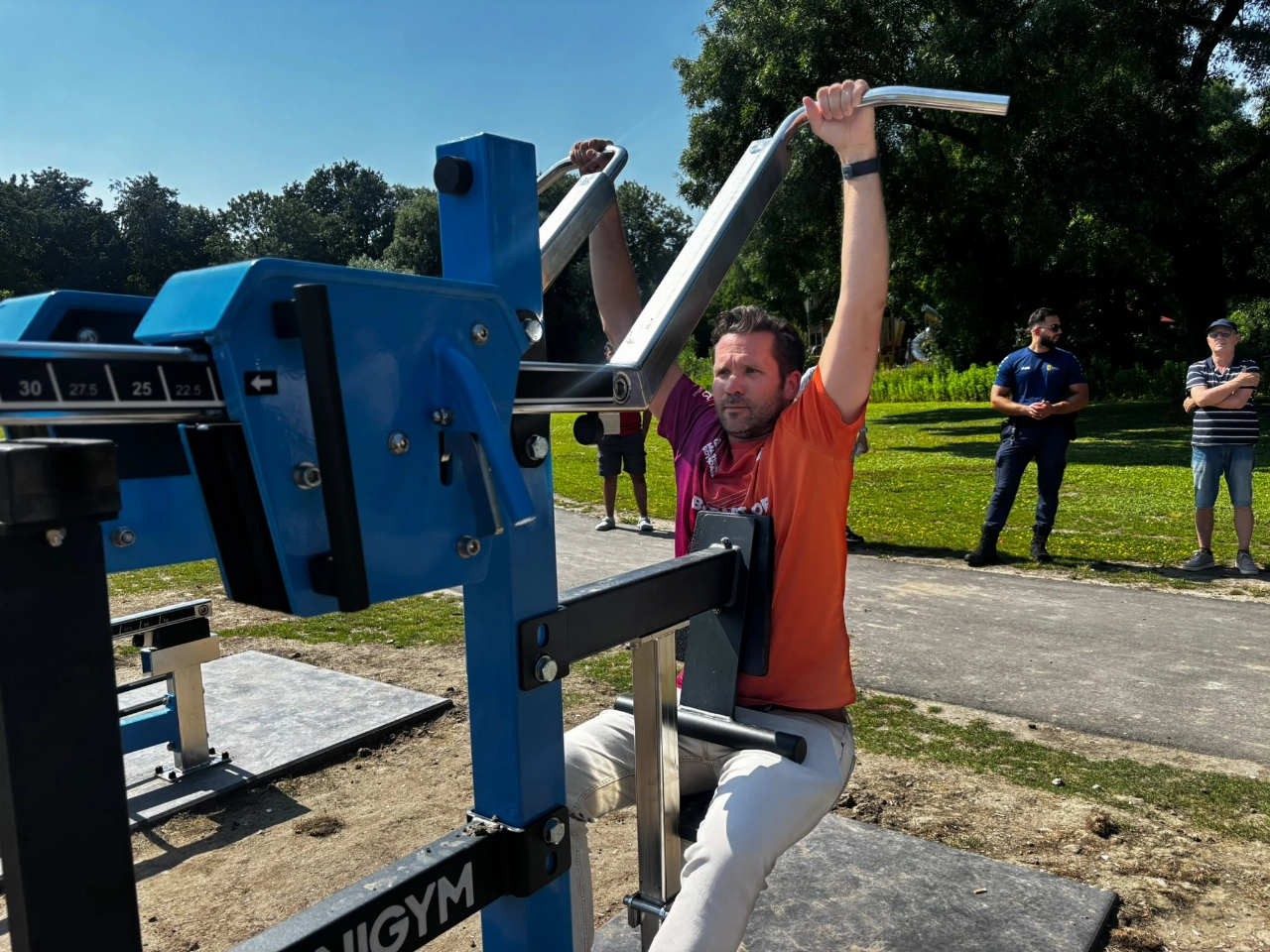 Schiedam viert definitieve plaatsing sporttoestellen Vlaardingerdijk