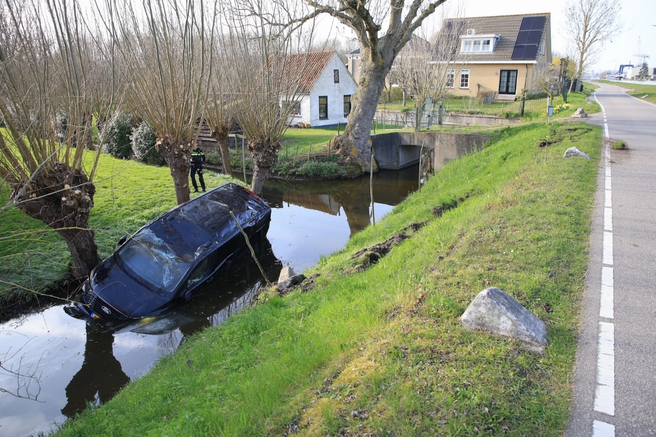 Busje belandt in het water