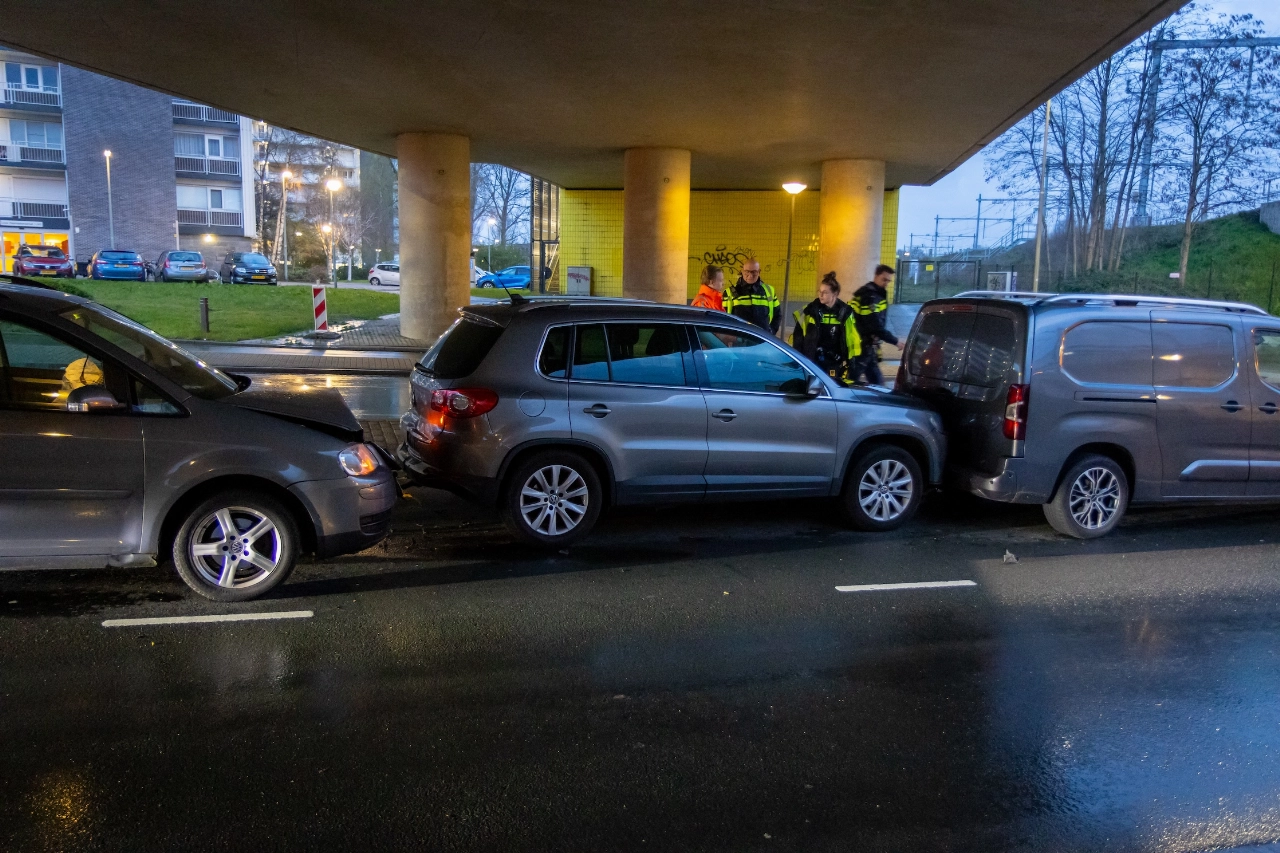 Drie auto's op elkaar in kop-startbotsing