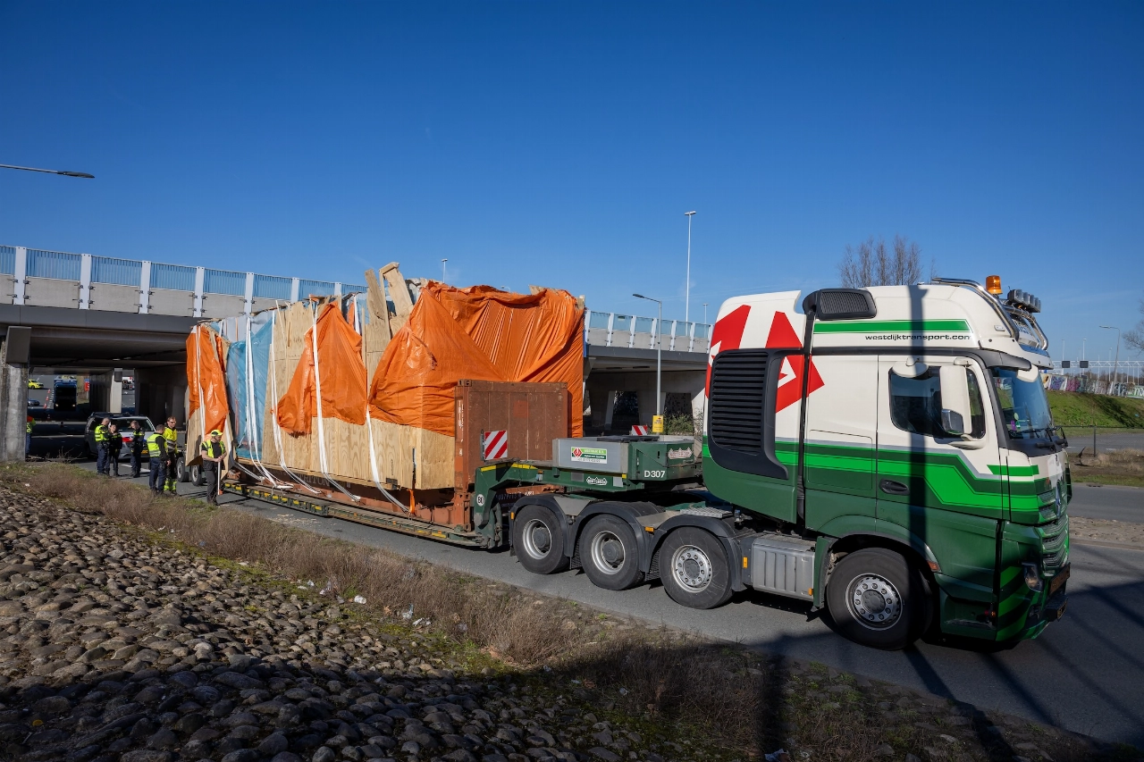 Vrachtwagen blijkt hoger beladen dan het viaduct is bij Vijfsluizen