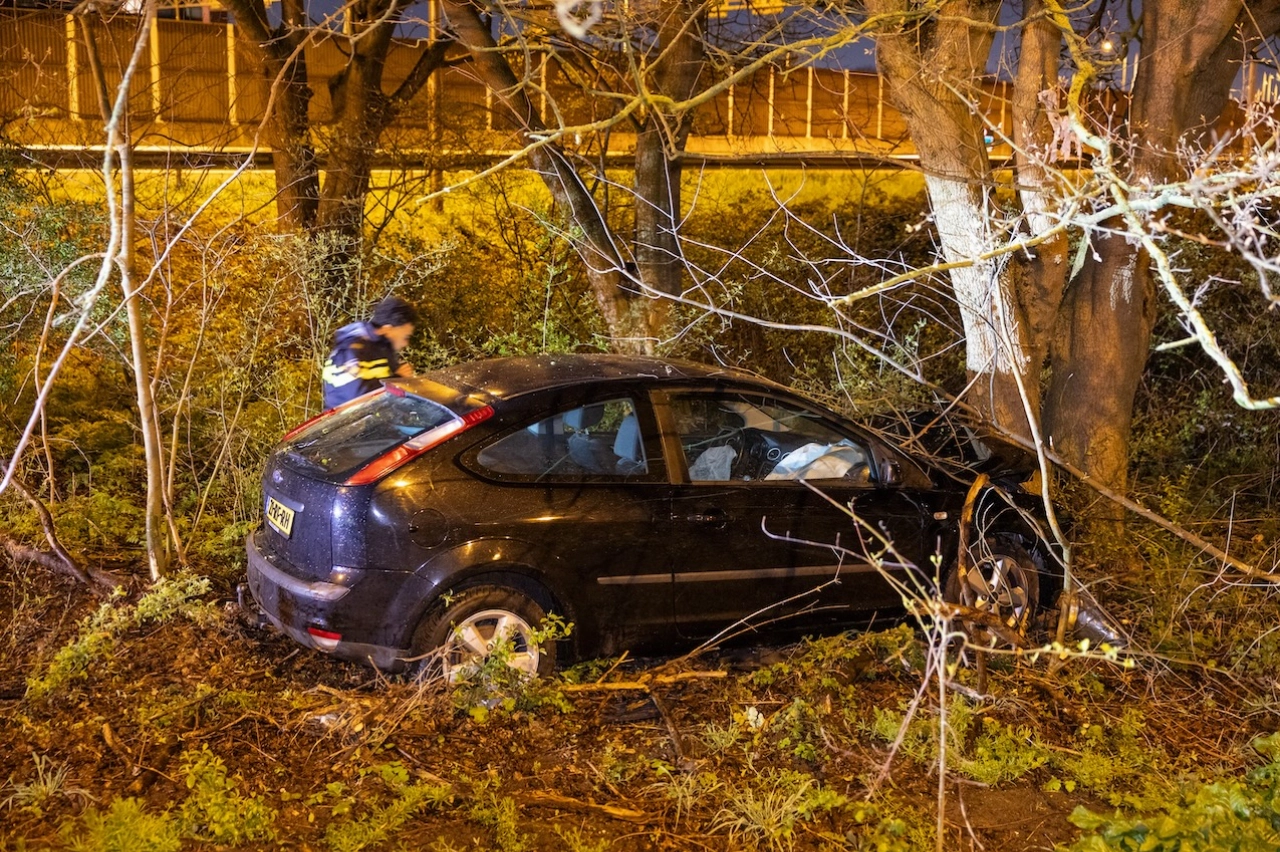 Auto vliegt uit bocht, tegen boom