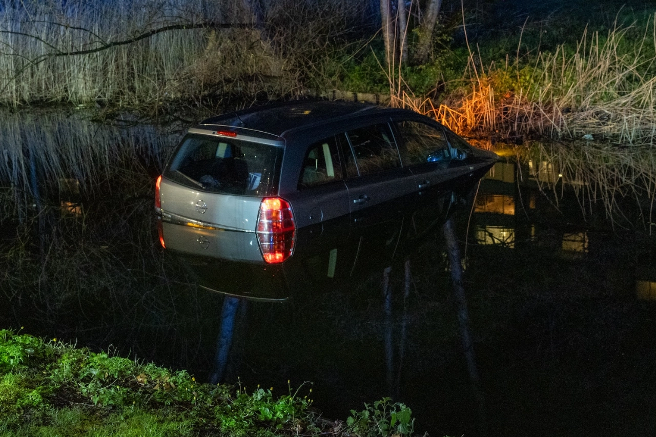 Eigenaar ziet auto het water in rollen