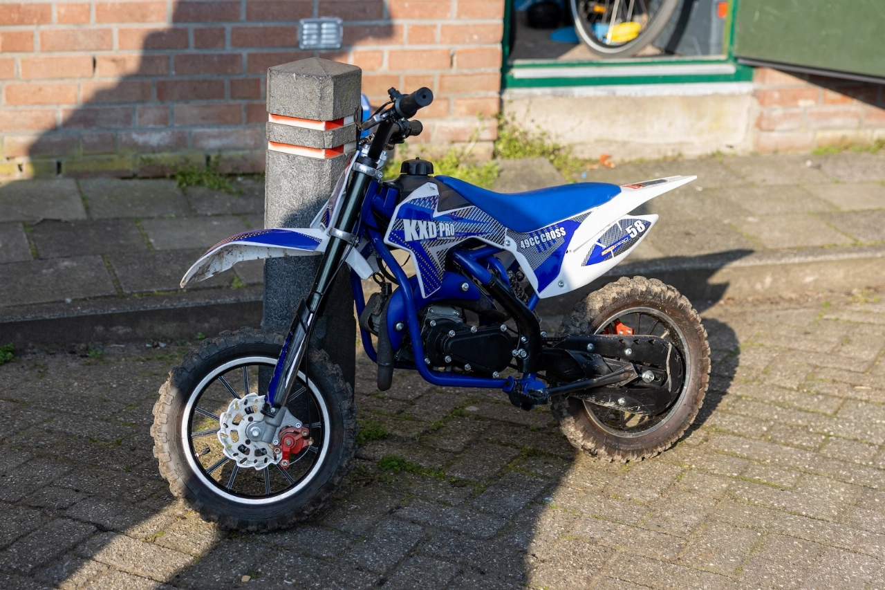 Een kleine crossmotor kan flink stinken