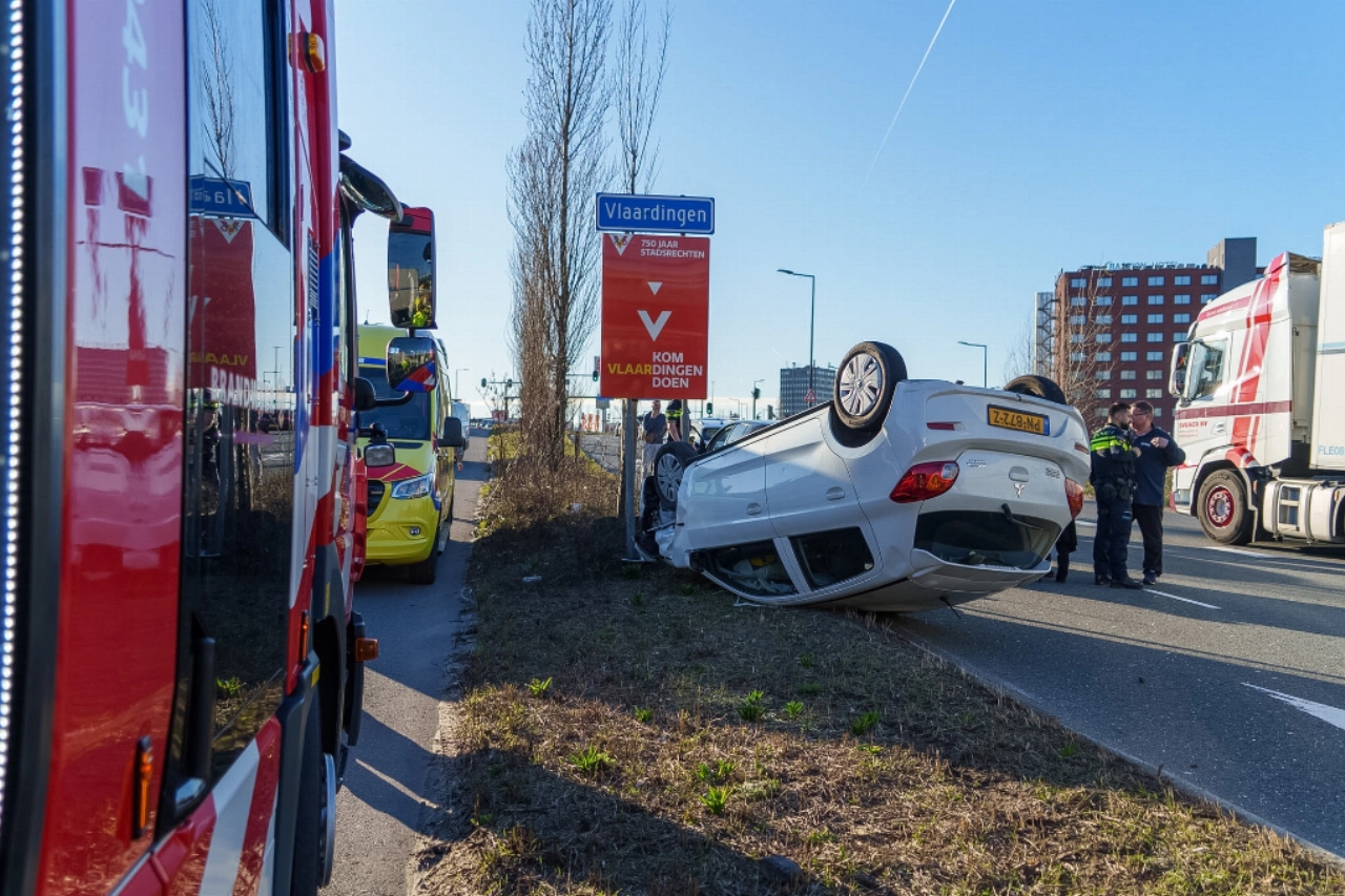 Auto op zijn kop bij Vijfsluizen na botsing