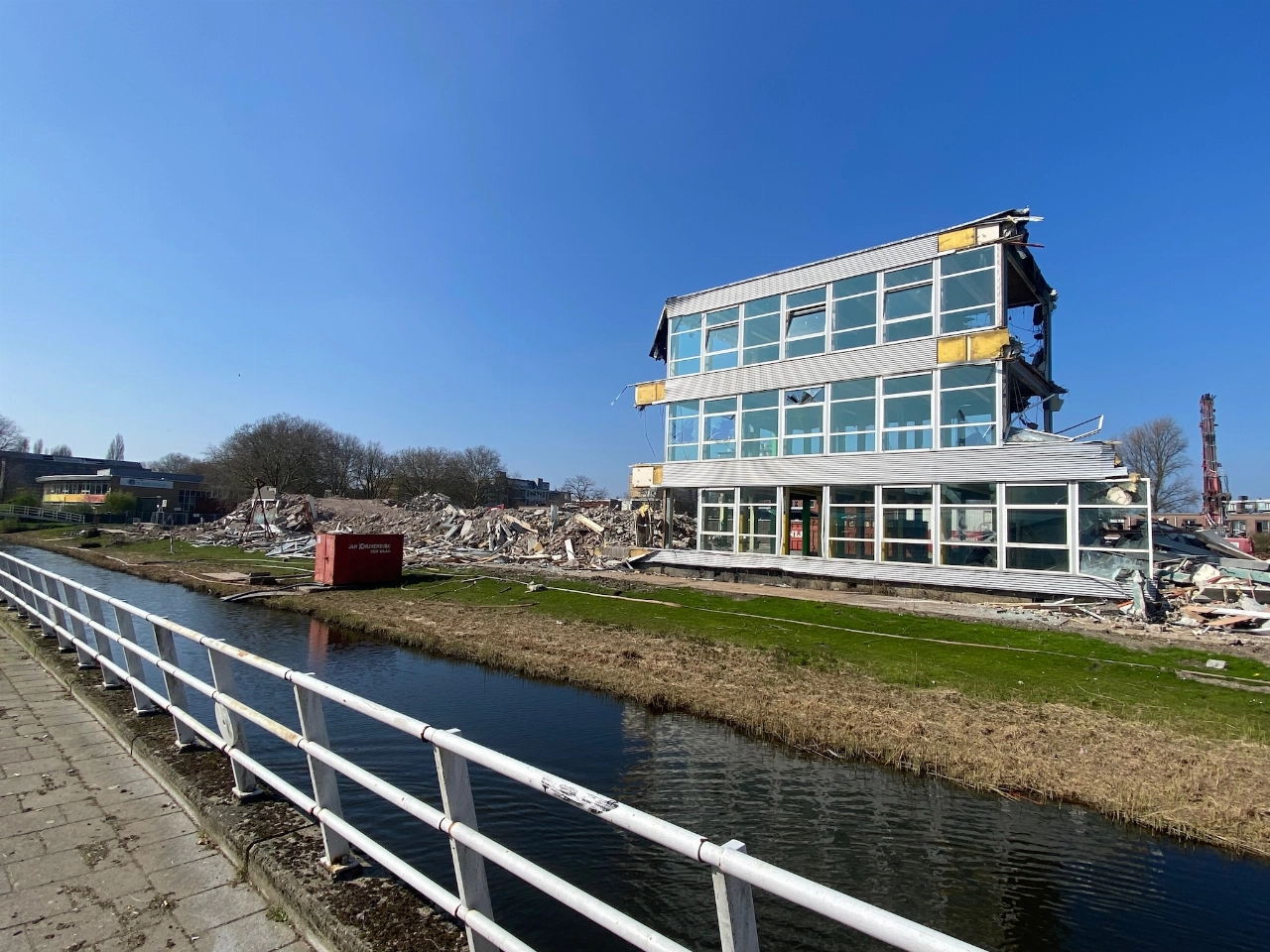 Sloop Nieuwelant op paar lokalen na gevild