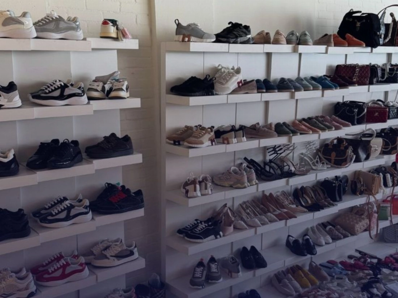 Duizenden modeartikelen aangetroffen in Lange Nieuwstraat: nep