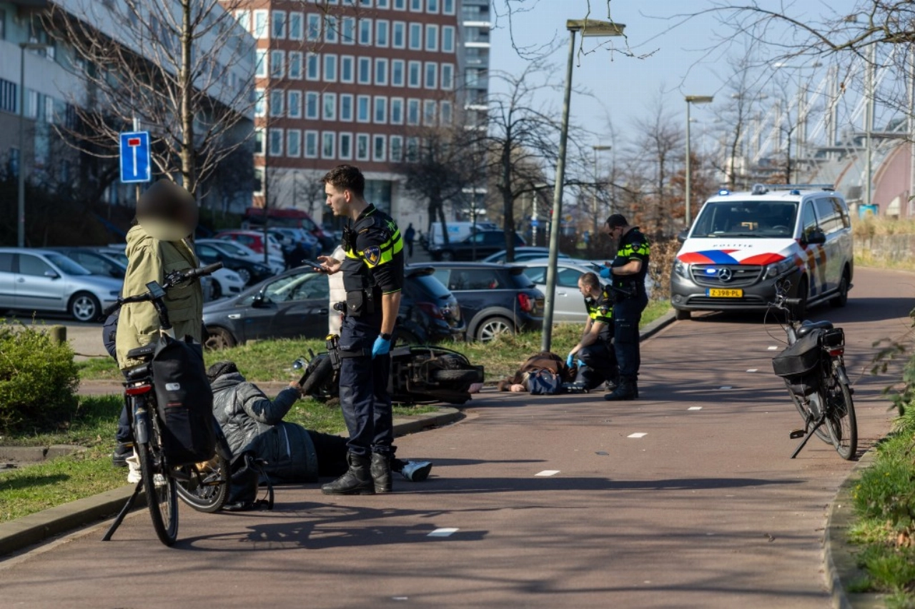 Fietsster en scooterrijdster gewond bij aanrijding