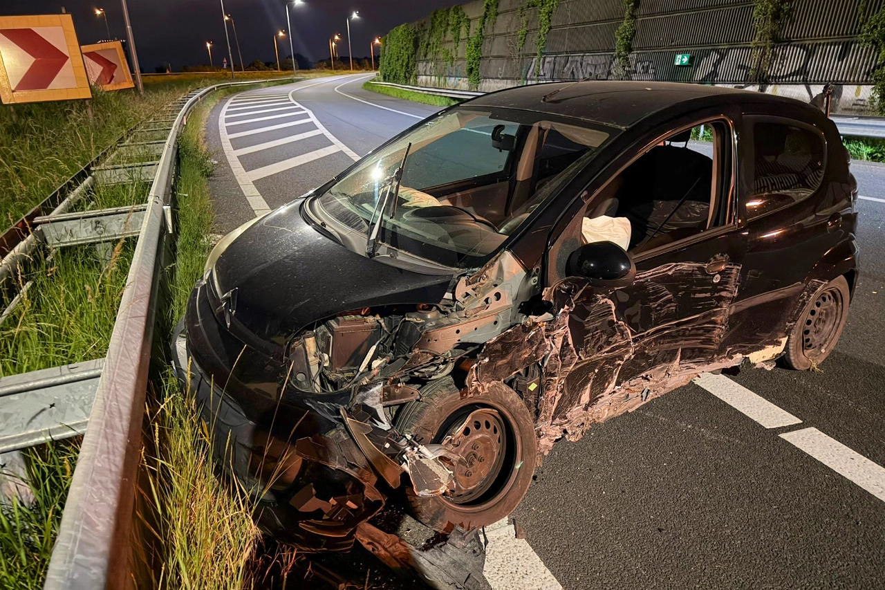 Auto crasht, bestuurder vlucht